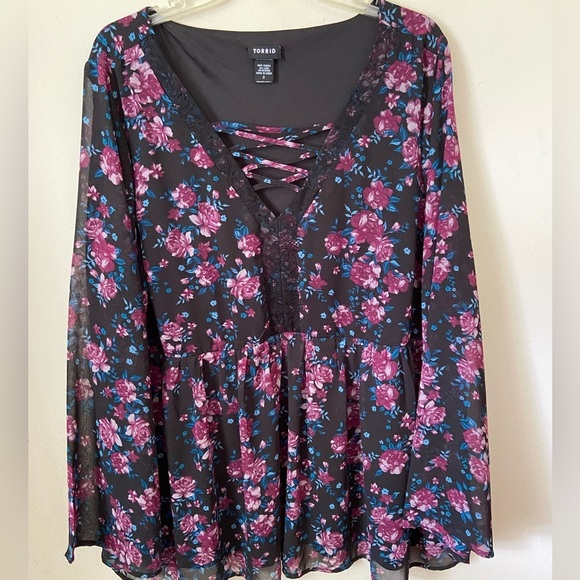 Torrid Bohemian Black Floral V-Neck Blouse Peplum Wide Bell Sleeves Size 2​ - Picture 2 of 13